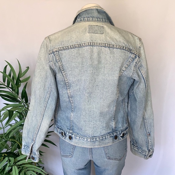 v i n t a g e :: Levis Denim Jacket Distressed Light Wash - Picture 4 of 15